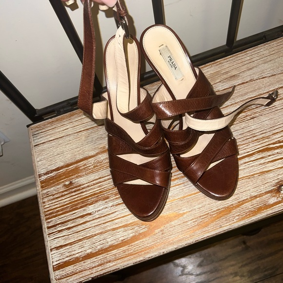 Prada - Picture 2 of 5